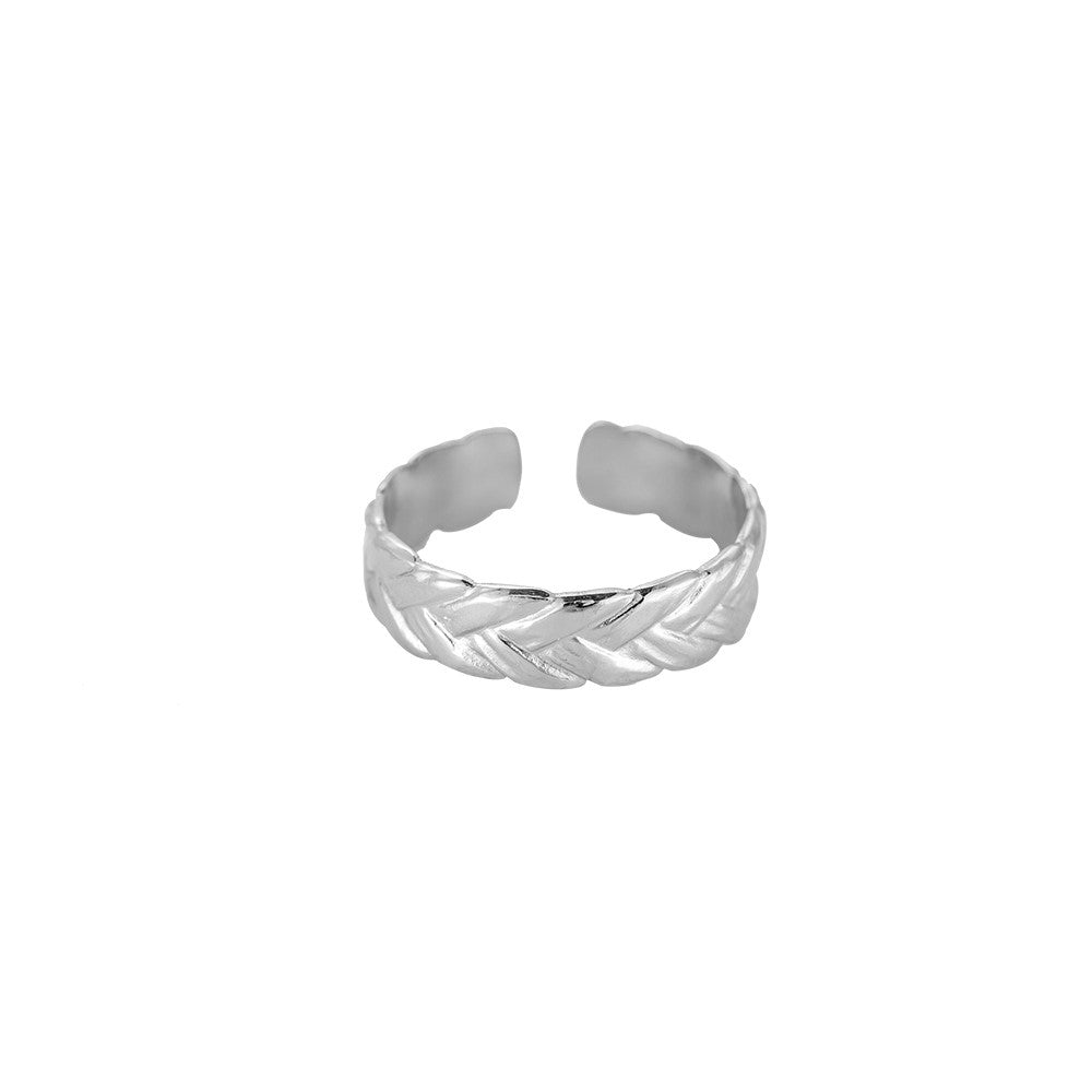 Gevlochten waterproof ring zilver die niet verkleurt. Ring Tressed Zilver is gemaakt van Stainless Steel, de ring verkleurt niet en is nikkelvrij. Je kunt met deze ring douchen en zwemmen, zonder dat hij verkleurt. De ring is verstelbaar, zodat hij bij iedereen past. Shop de Ring Tressed nu op www.jenelry.com